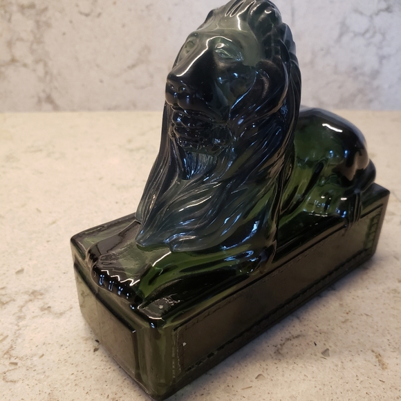 Pair of Avon vintage dark green glass and plastic sitting lions. - Picture 2 of 4